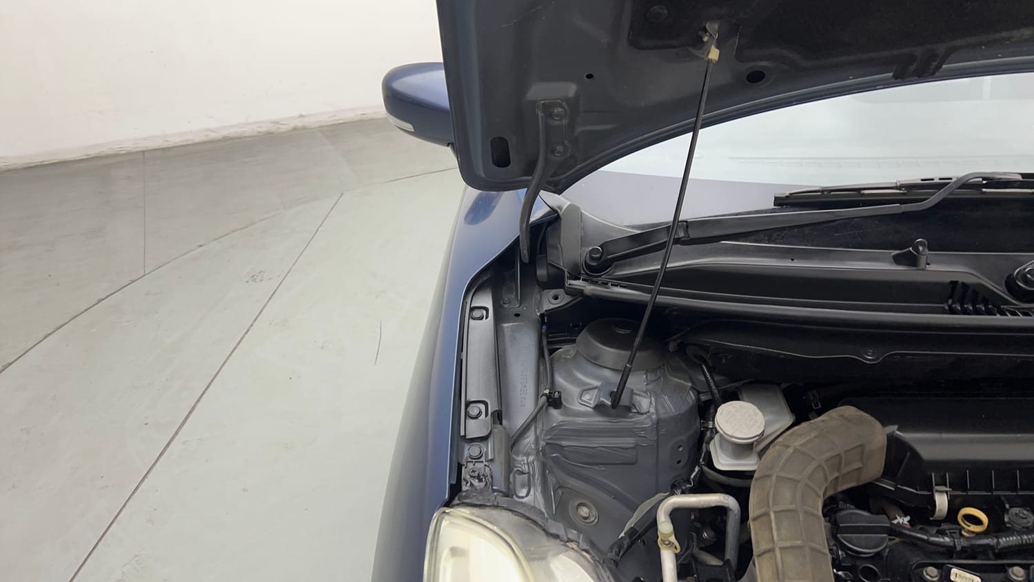 Used 2017 Maruti Suzuki Baleno Delta 1.2 Petrol Manual engine ENGINE RIGHT SIDE HINGE & APRON VIEW