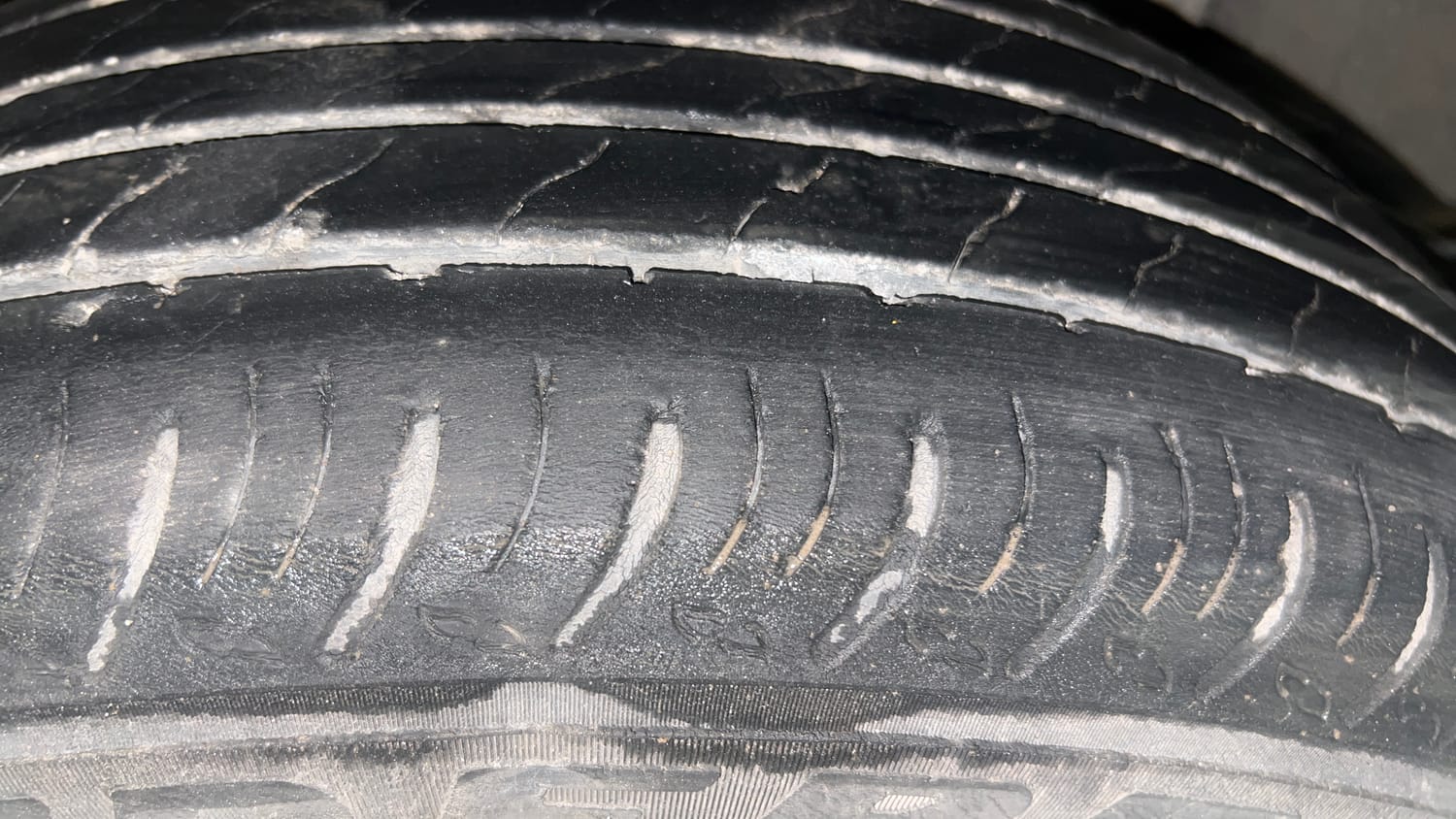Used 2023 Nissan Magnite XV Petrol Manual tyres LEFT REAR TYRE TREAD VIEW
