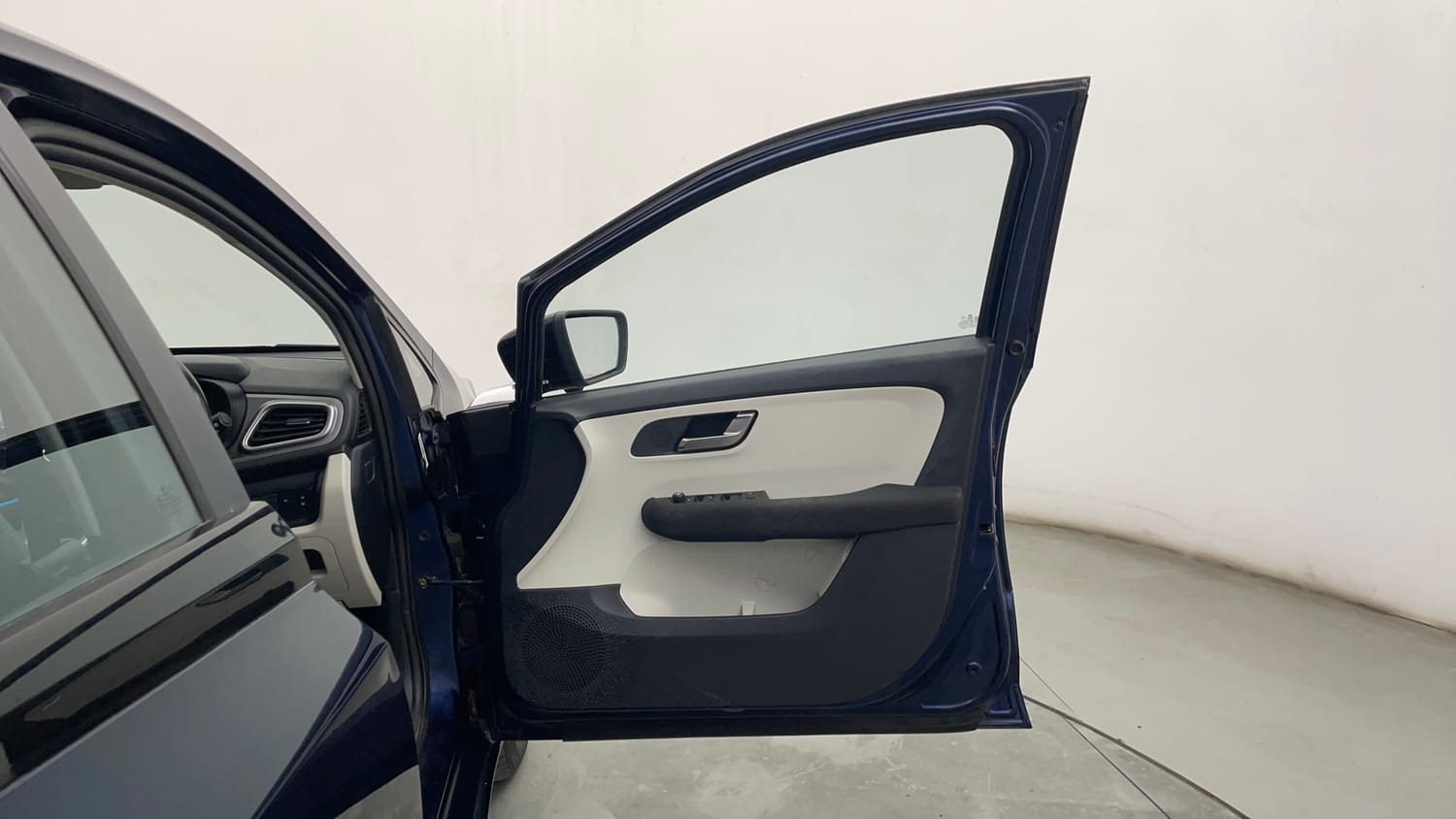 Used 2023 Tata Altroz XZ Plus Petrol Petrol Manual interior RIGHT FRONT DOOR OPEN VIEW
