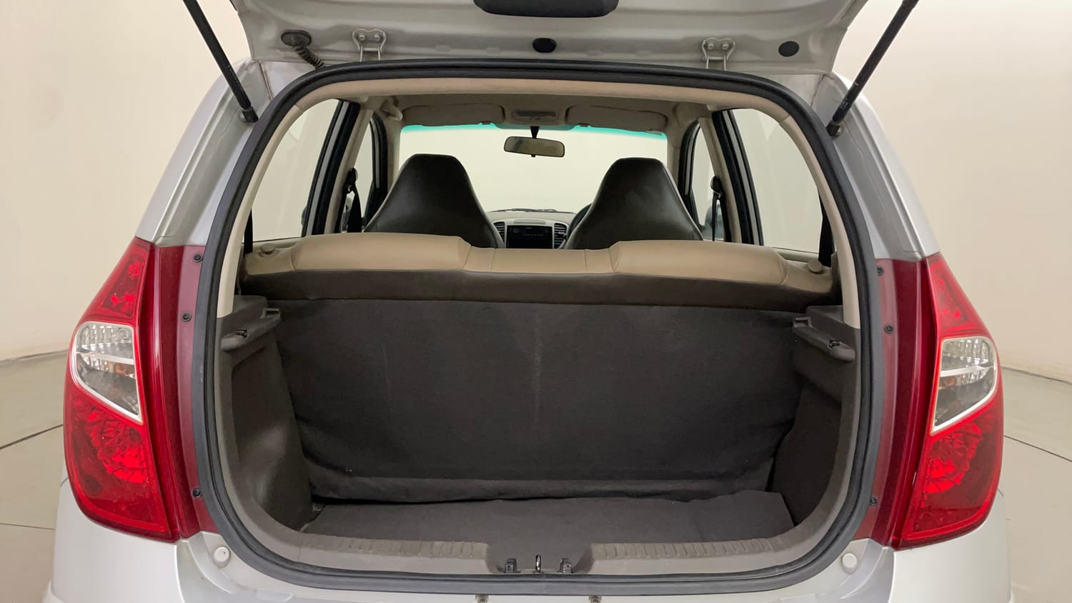 Used 2013 Hyundai i10 Magna 1.2 Kappa2 Petrol Manual interior DICKY INSIDE VIEW