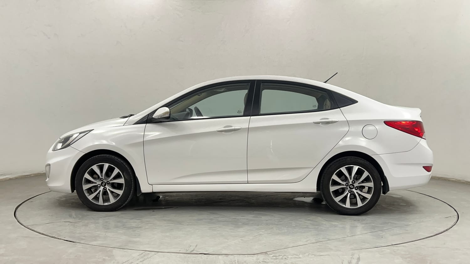 Used 2015 Hyundai Verna Fluidic 1.6 VTVT SX Petrol Manual exterior LEFT SIDE VIEW