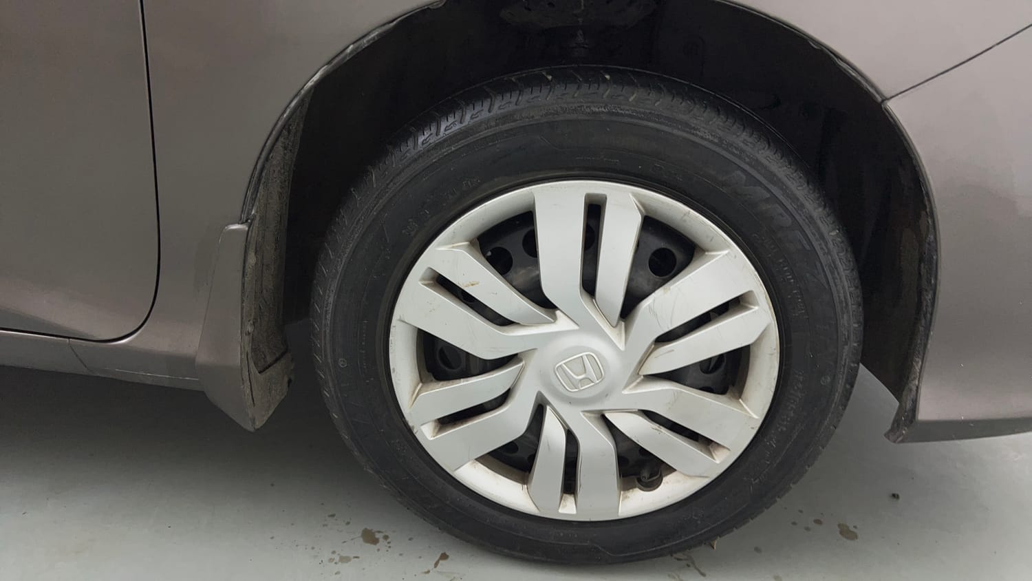 Used 2016 Honda City SV CVT Petrol Automatic tyres RIGHT FRONT TYRE RIM VIEW