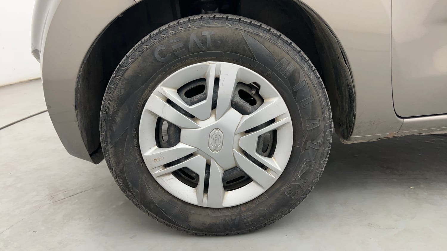 Used 2018 Datsun Redi-GO S 1.0 AMT Petrol Automatic tyres LEFT FRONT TYRE RIM VIEW