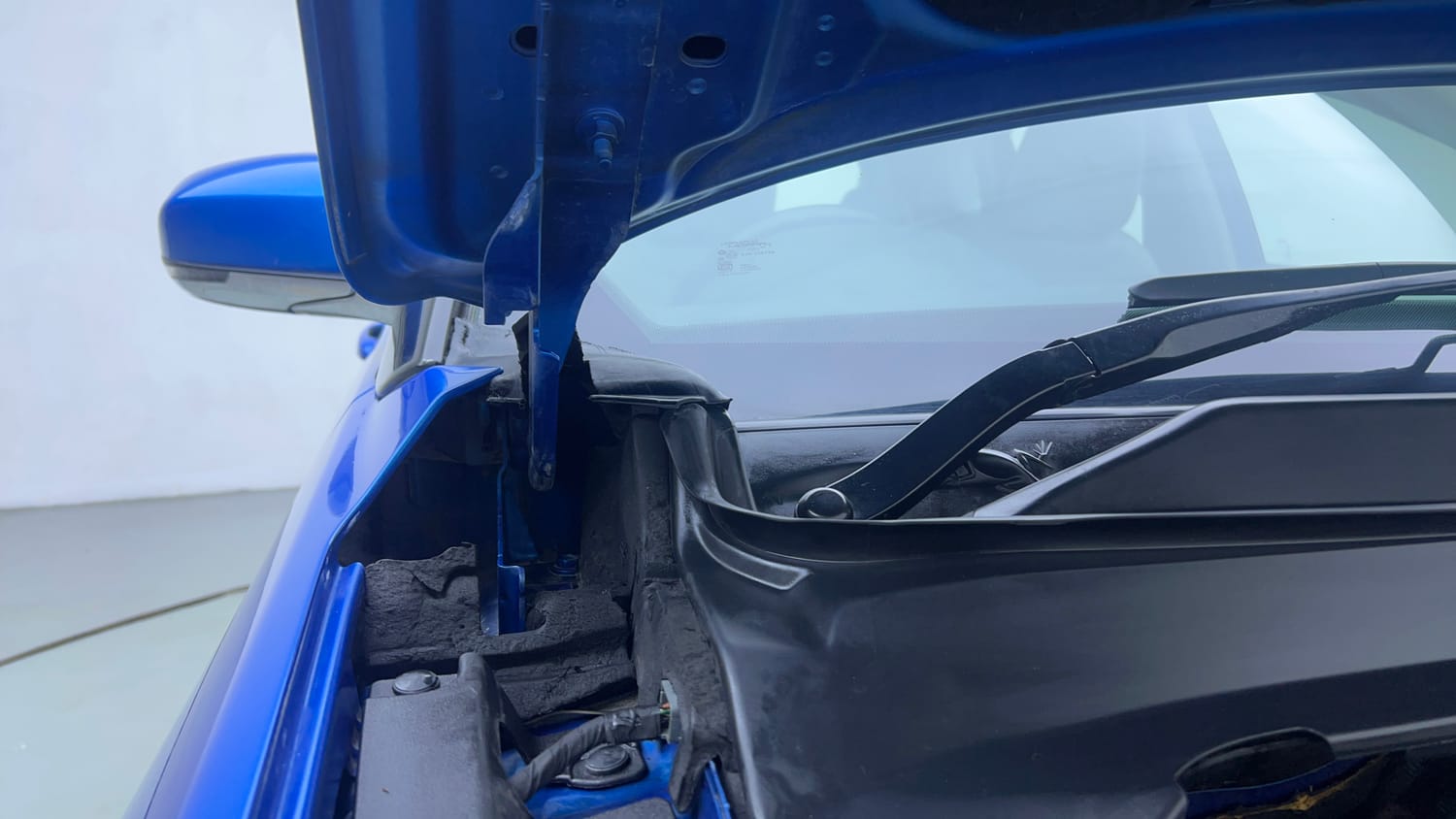 Used 2018 Jeep Compass Limited 1.4 Petrol AT Petrol Automatic engine ENGINE RIGHT SIDE HINGE & APRON VIEW