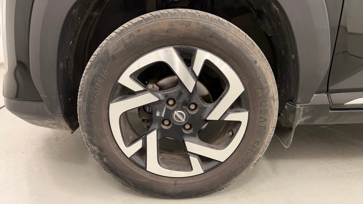 Used 2023 Nissan Magnite XV Petrol Manual tyres LEFT FRONT TYRE RIM VIEW