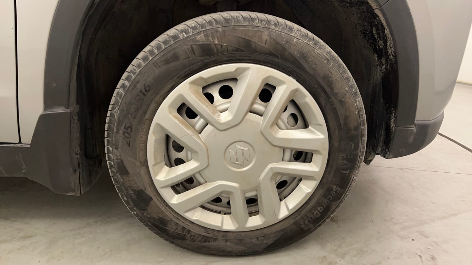 Used 2022 maruti-suzuki Vitara Brezza LXi Petrol Manual tyres RIGHT FRONT TYRE RIM VIEW