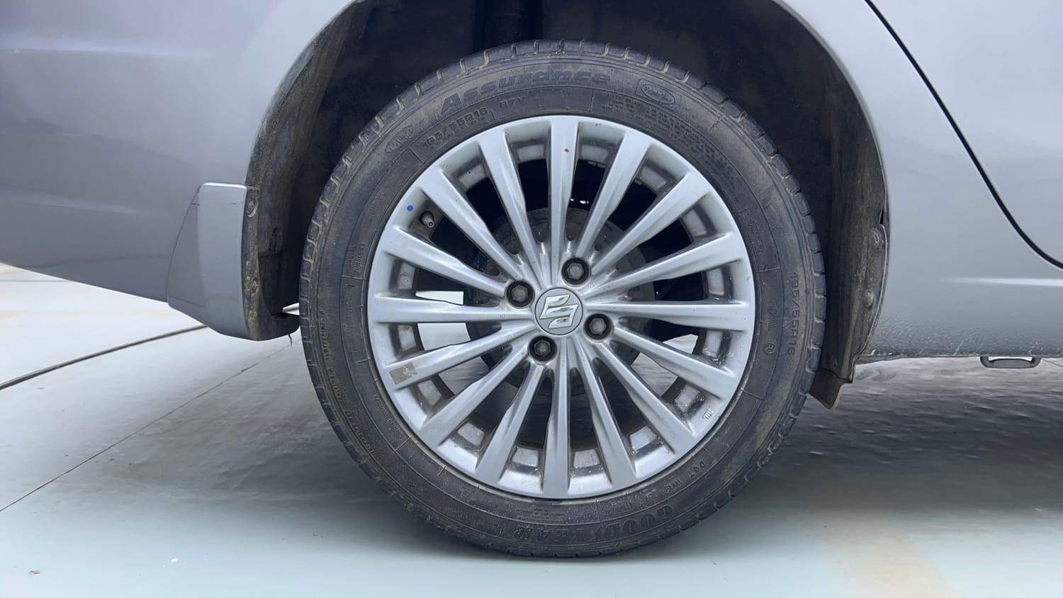 Used 2017 Maruti Suzuki Ciaz Alpha 1.4 AT Petrol Automatic tyres RIGHT REAR TYRE RIM VIEW