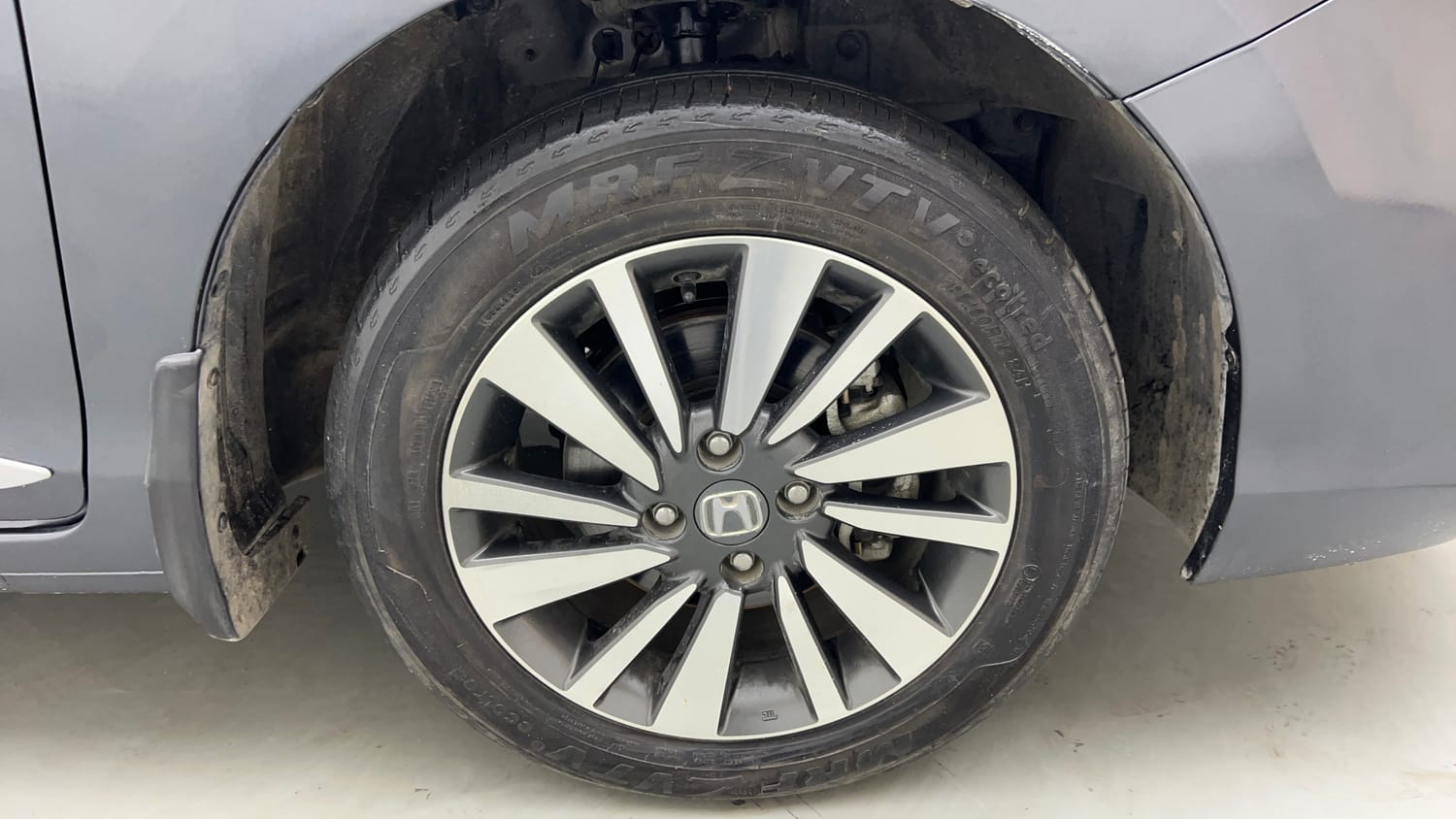 Used 2023 Honda City V Petrol MT Petrol Manual tyres RIGHT FRONT TYRE RIM VIEW