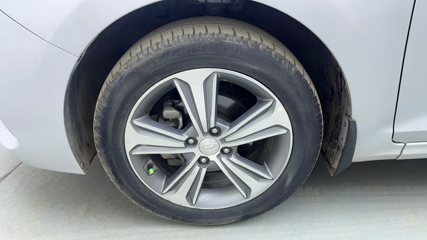 Used 2017 Hyundai Verna SX (O) 1.6 VTVT AT Petrol Automatic tyres LEFT FRONT TYRE RIM VIEW