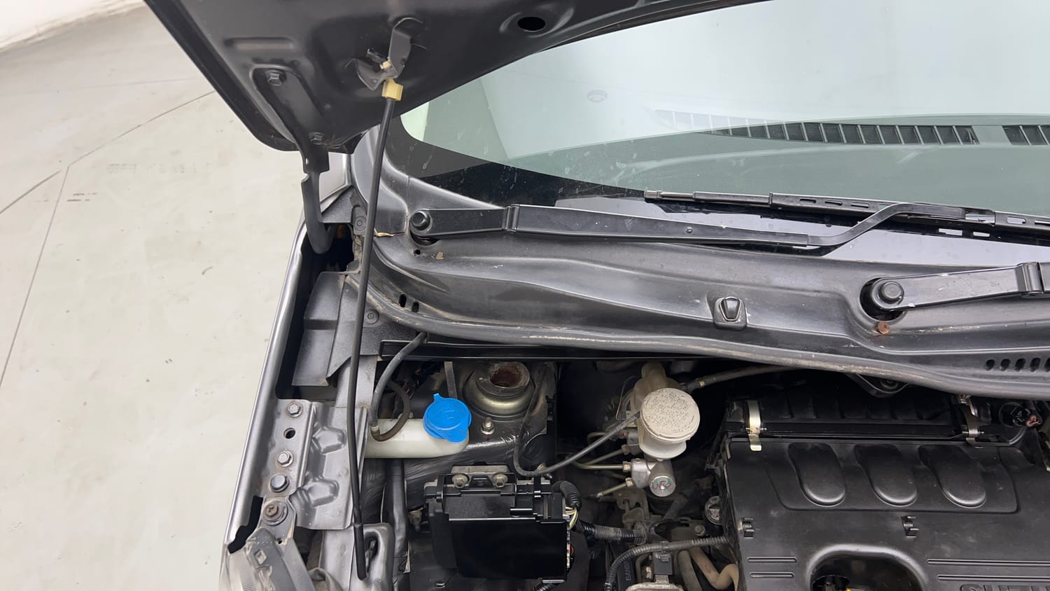 Used 2018 Maruti Suzuki Wagon R LXI CNG Cng Manual engine ENGINE RIGHT SIDE HINGE & APRON VIEW