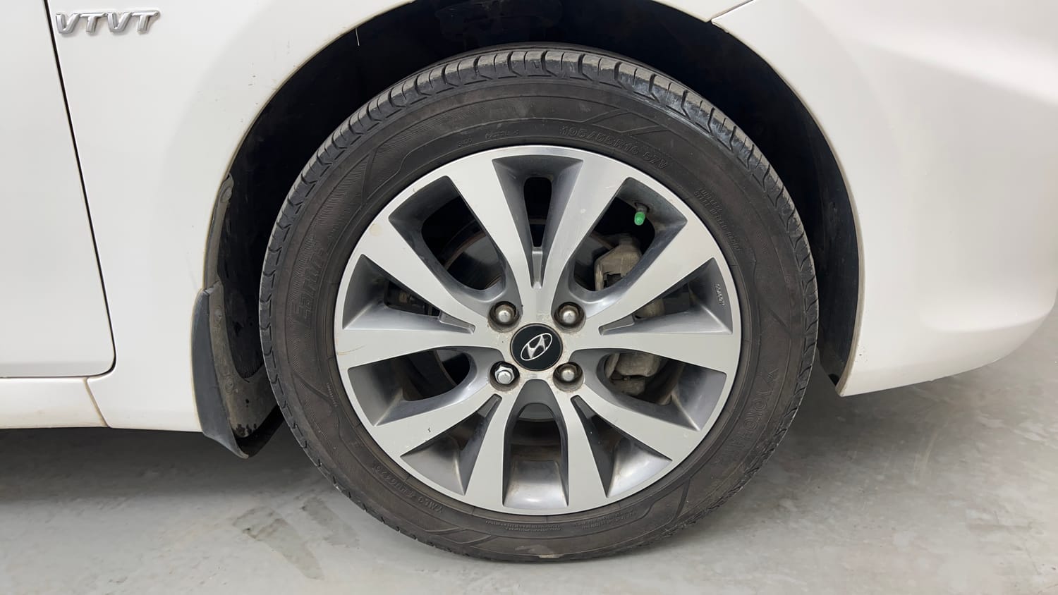 Used 2015 Hyundai Verna Fluidic 1.6 VTVT SX Petrol Manual tyres RIGHT FRONT TYRE RIM VIEW