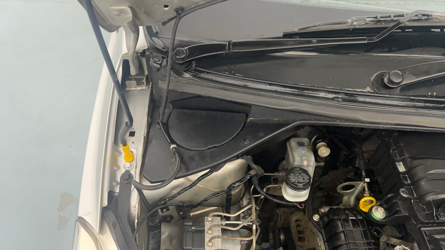 Used 2019 Tata Tiago Revotron XZ w/o Alloy Petrol Manual engine ENGINE RIGHT SIDE HINGE & APRON VIEW