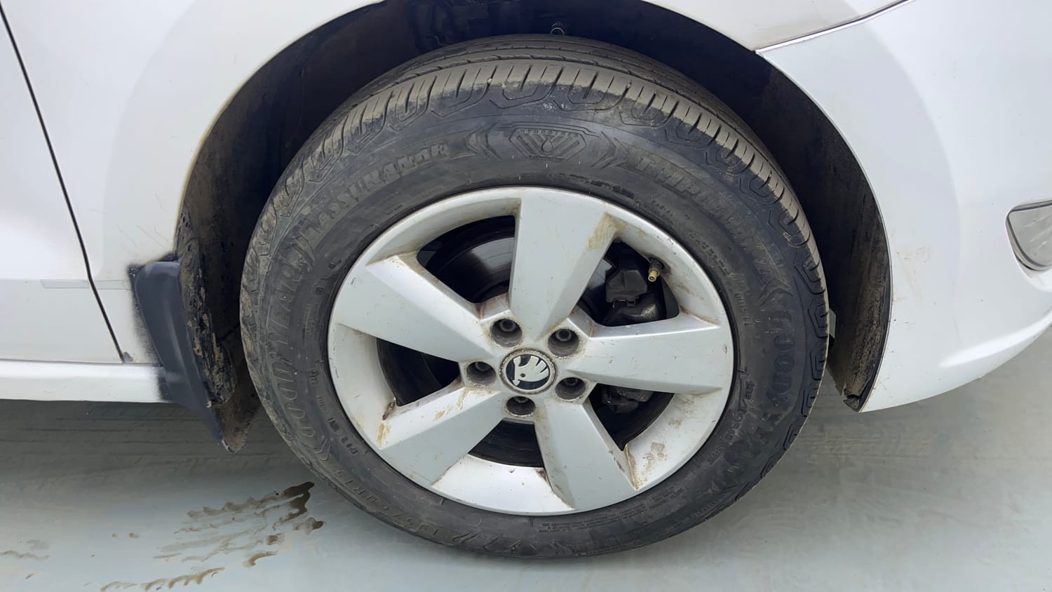Used 2016 Skoda Rapid 1.5 TDI CR Style Plus AT Diesel Automatic tyres RIGHT FRONT TYRE RIM VIEW