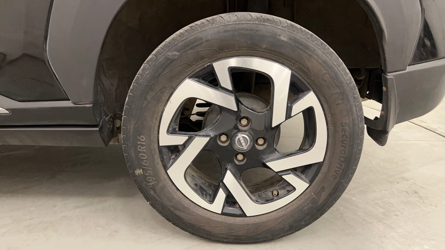 Used 2023 Nissan Magnite XV Petrol Manual tyres LEFT REAR TYRE RIM VIEW