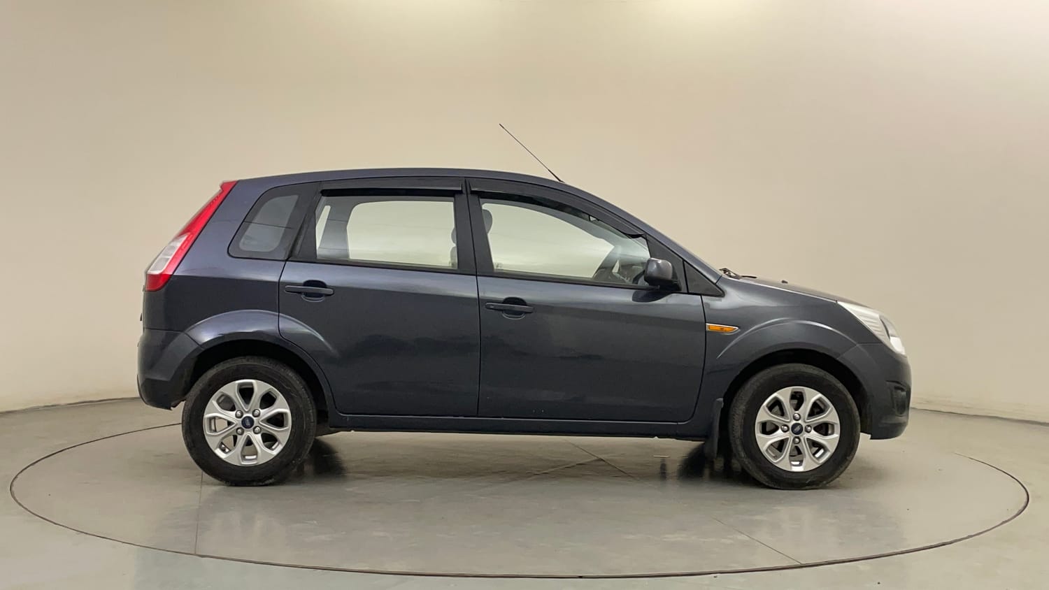 Used 2013 Ford Figo Duratec Petrol ZXI 1.2 Petrol Manual exterior RIGHT SIDE VIEW