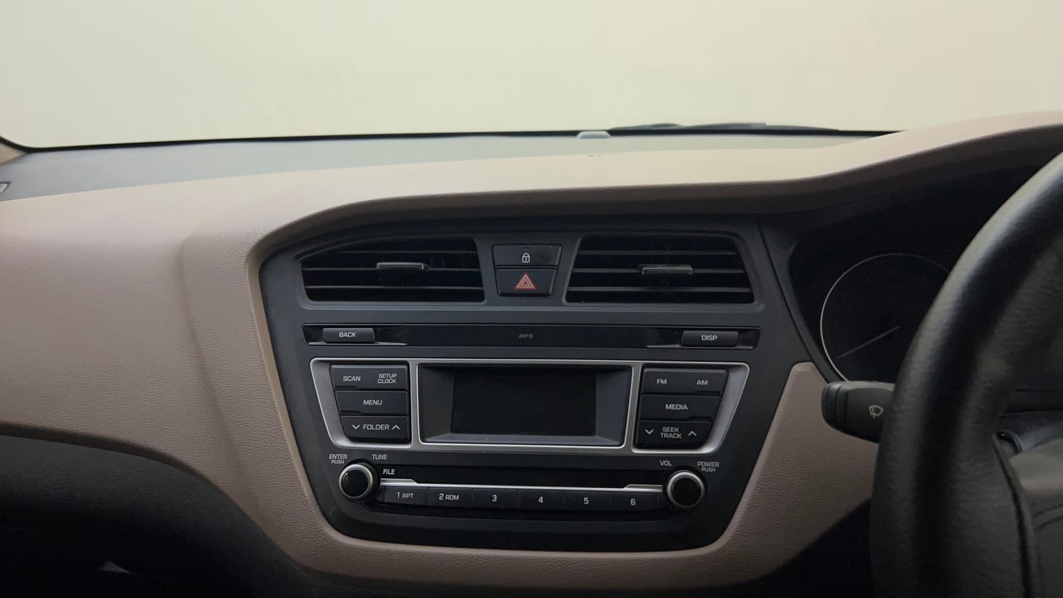 Used 2017 Hyundai Elite i20 Magna Executive 1.2 Petrol Manual top_features Integrated (in-dash) music system