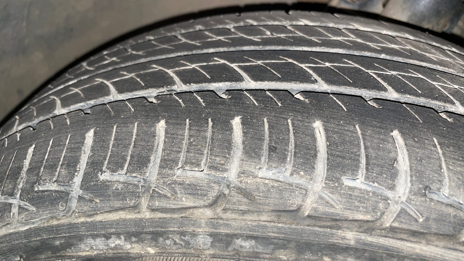 Used 2014 Volkswagen Polo Highline1.2L (P) Petrol Manual tyres LEFT FRONT TYRE TREAD VIEW