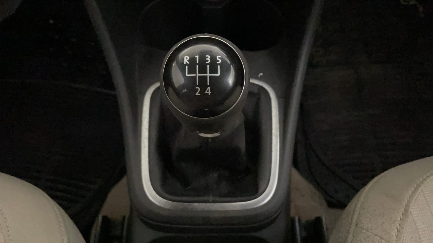 Used 2014 Volkswagen Polo Highline1.2L (P) Petrol Manual interior GEAR  KNOB VIEW