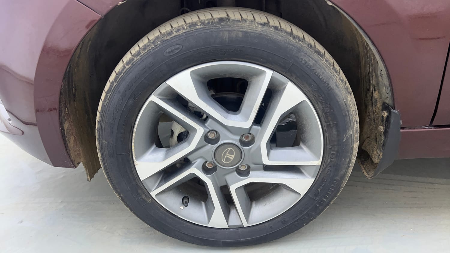 Used 2022 Tata Tigor XZA Plus Dual Tone Petrol Automatic tyres LEFT FRONT TYRE RIM VIEW