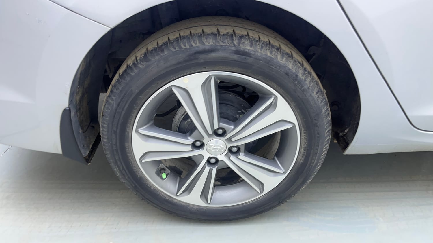 Used 2017 Hyundai Verna SX (O) 1.6 VTVT AT Petrol Automatic tyres RIGHT REAR TYRE RIM VIEW