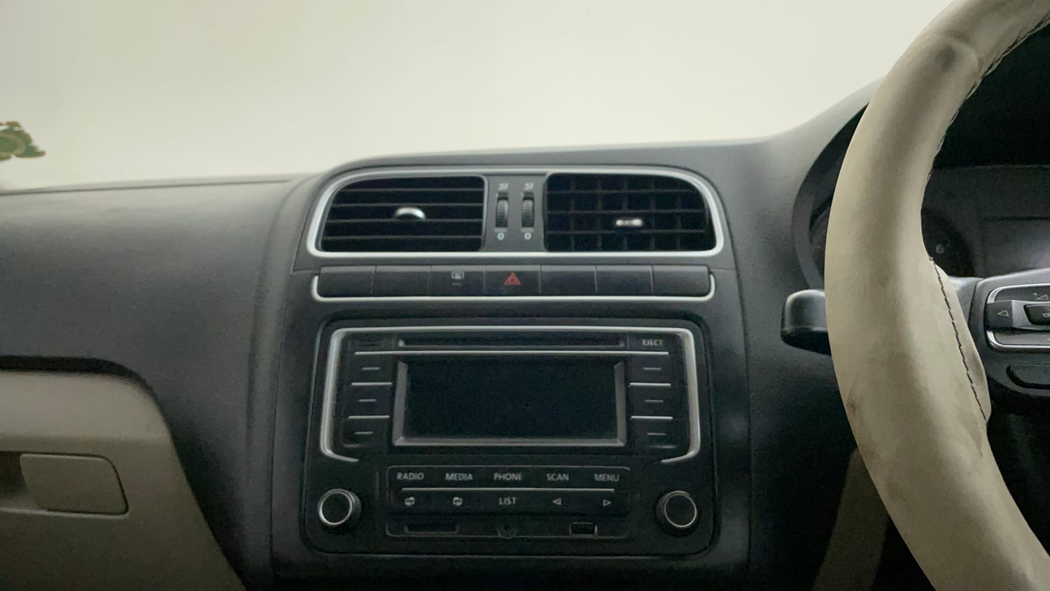 Used 2014 Volkswagen Polo Highline1.2L (P) Petrol Manual top_features Integrated (in-dash) music system