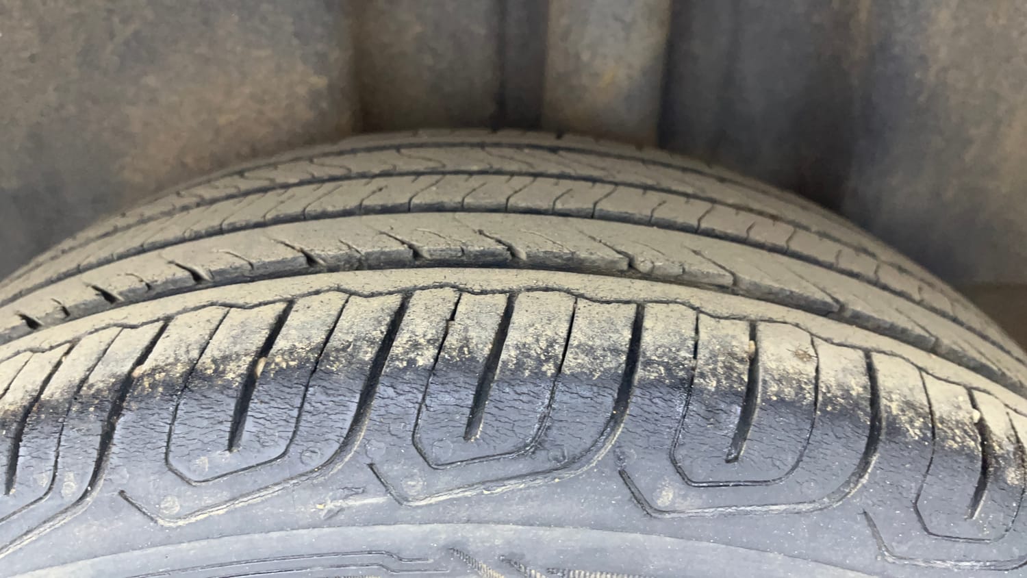 Used 2016 Skoda Rapid 1.5 TDI CR Style Plus AT Diesel Automatic tyres LEFT REAR TYRE TREAD VIEW