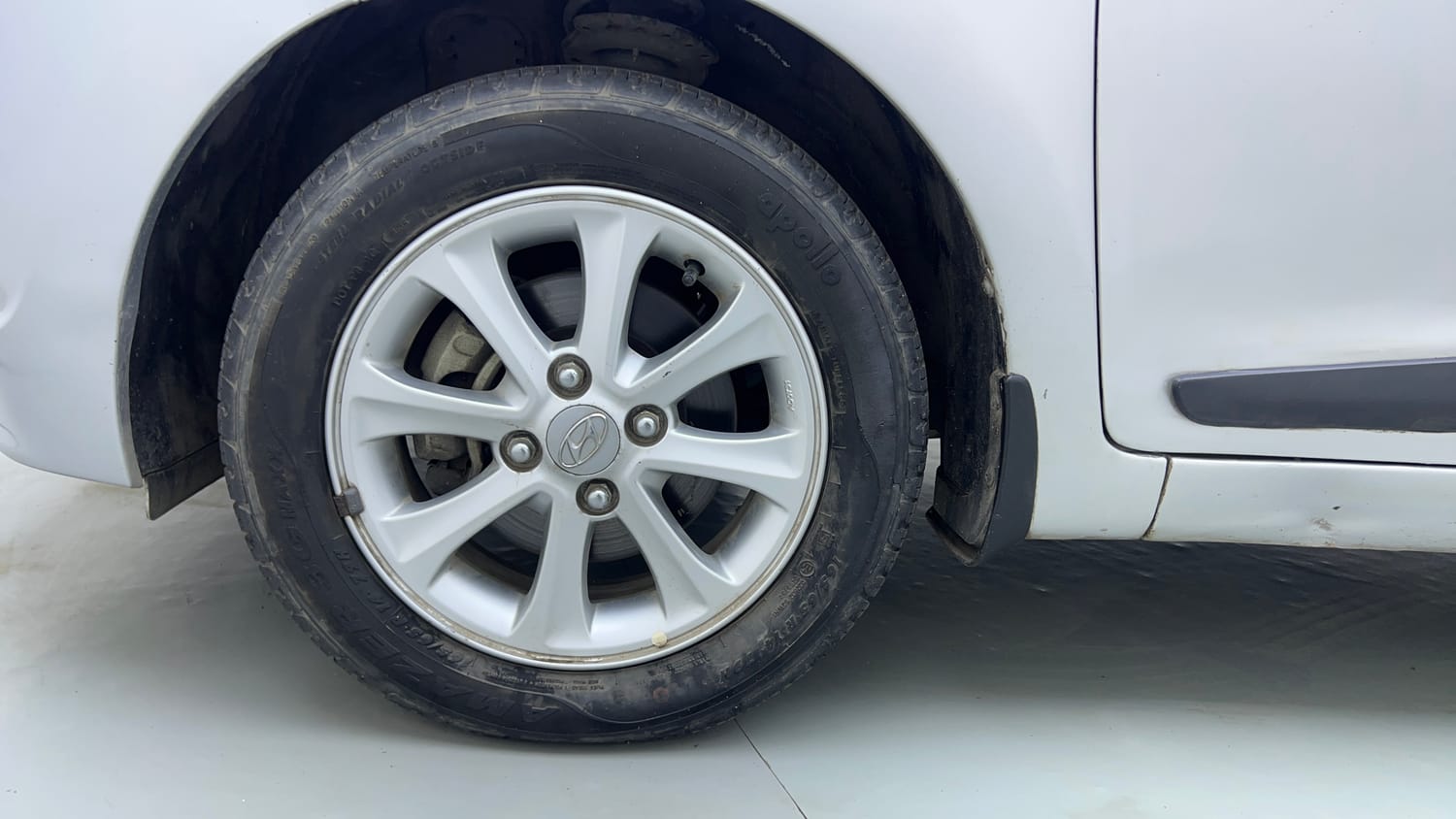 Used 2015 Hyundai Grand i10 Asta AT 1.2 Kappa VTVT Petrol Automatic tyres LEFT FRONT TYRE RIM VIEW
