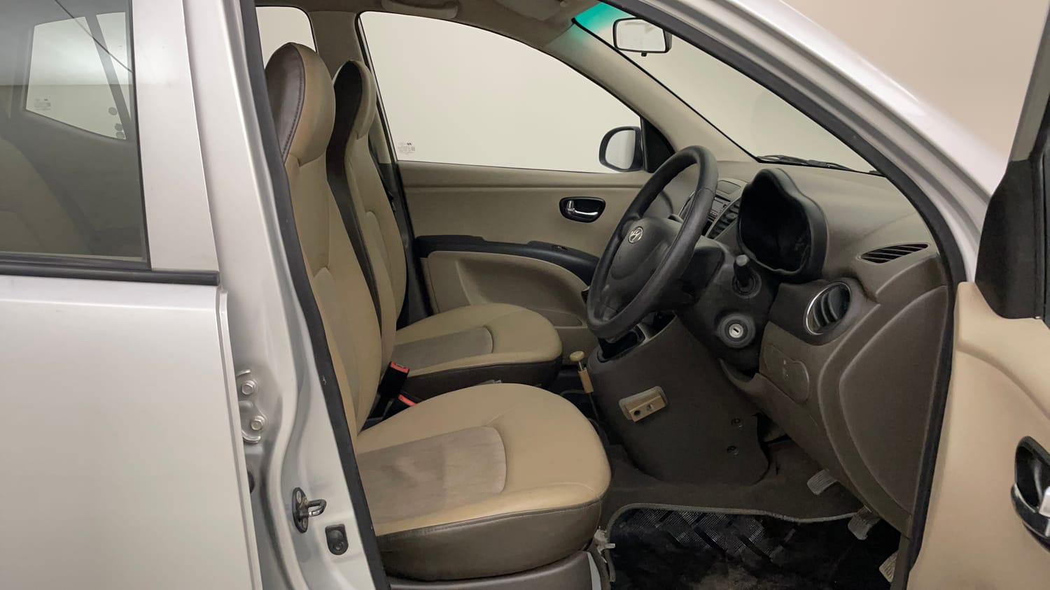 Used 2013 Hyundai i10 Magna 1.2 Kappa2 Petrol Manual interior RIGHT SIDE FRONT DOOR CABIN VIEW
