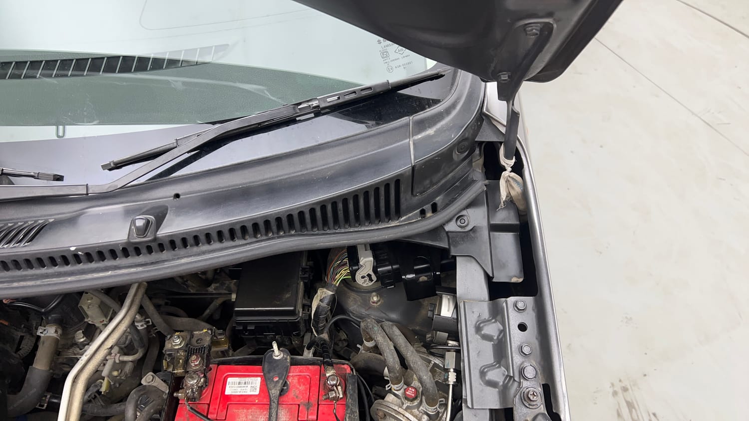 Used 2018 Maruti Suzuki Wagon R LXI CNG Cng Manual engine ENGINE LEFT SIDE HINGE & APRON VIEW