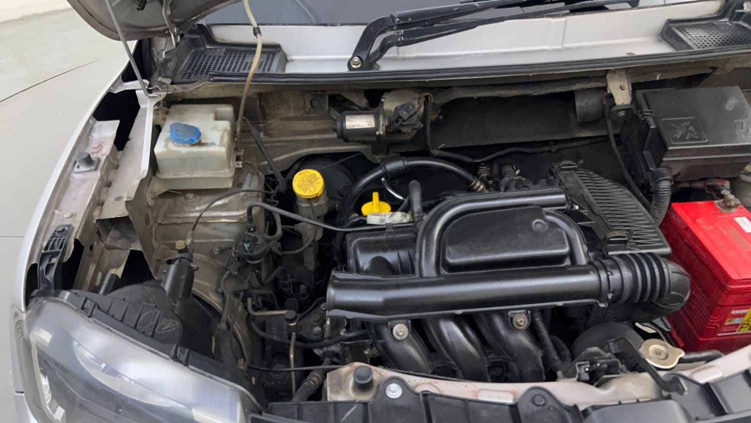 Used 2016 Renault Kwid RXT Petrol Manual engine ENGINE RIGHT SIDE HINGE & APRON VIEW