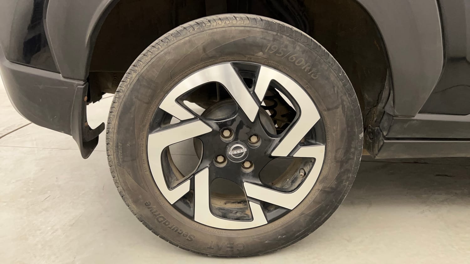 Used 2023 Nissan Magnite XV Petrol Manual tyres RIGHT REAR TYRE RIM VIEW