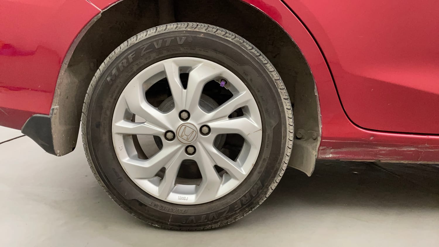 Used 2019 Honda Amaze 1.2 V CVT Petrol Petrol Automatic tyres RIGHT REAR TYRE RIM VIEW