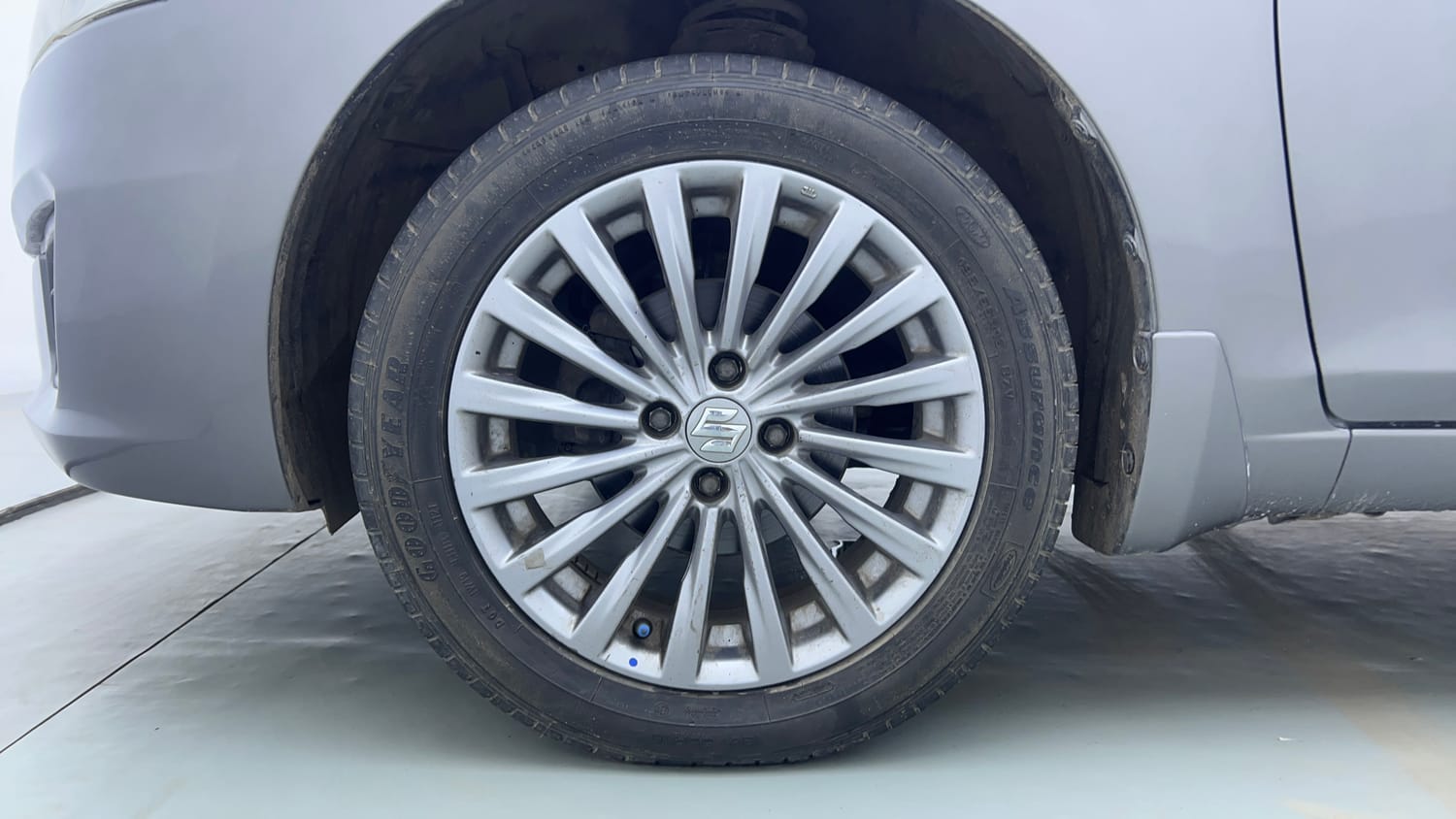 Used 2017 Maruti Suzuki Ciaz Alpha 1.4 AT Petrol Automatic tyres LEFT FRONT TYRE RIM VIEW