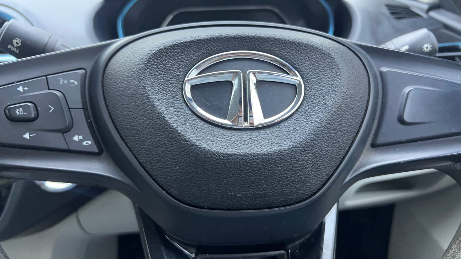 Used 2022 Tata Tigor EV XZ Plus Electric Automatic top_features Airbags