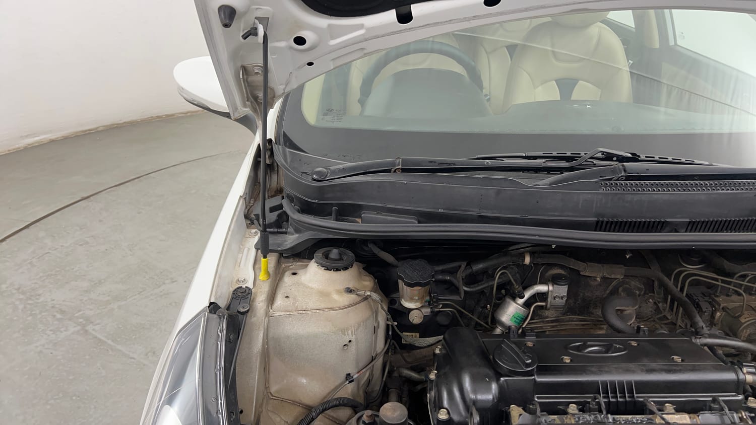 Used 2015 Hyundai Verna Fluidic 1.6 VTVT SX Petrol Manual engine ENGINE RIGHT SIDE HINGE & APRON VIEW