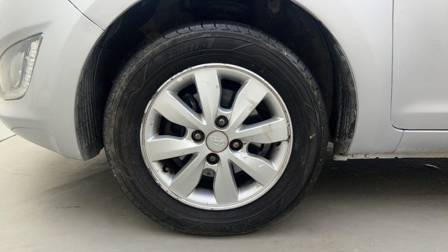 Used 2014 Hyundai i20 Sportz 1.2 Petrol Manual tyres LEFT FRONT TYRE RIM VIEW