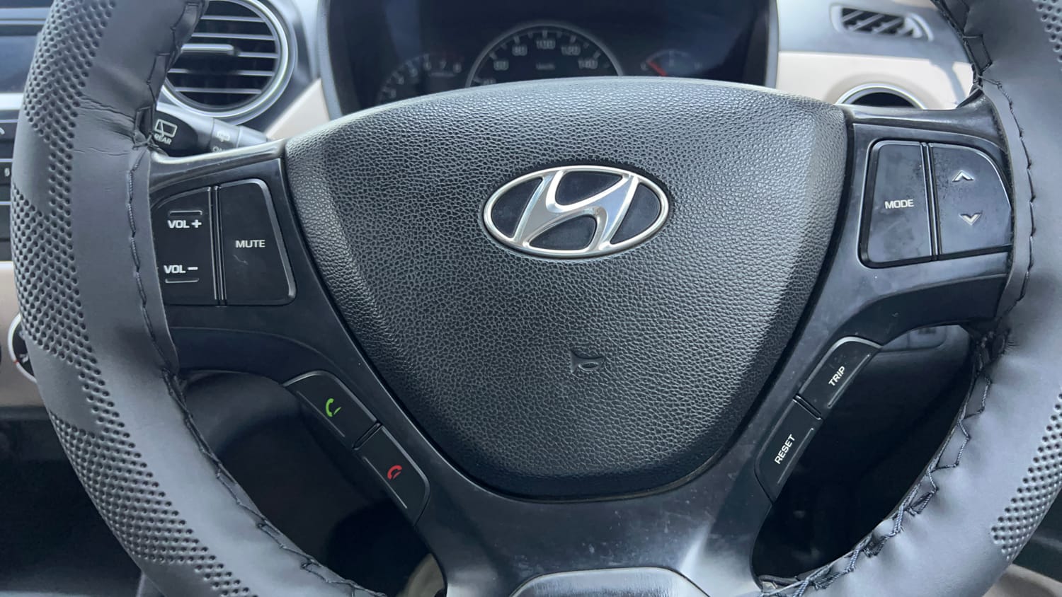 Used 2015 Hyundai Grand i10 Asta AT 1.2 Kappa VTVT Petrol Automatic top_features Steering mounted controls