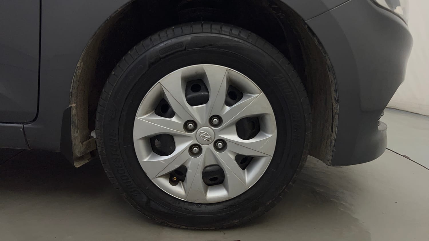 Used 2017 Hyundai Elite i20 Magna Executive 1.2 Petrol Manual tyres RIGHT FRONT TYRE RIM VIEW