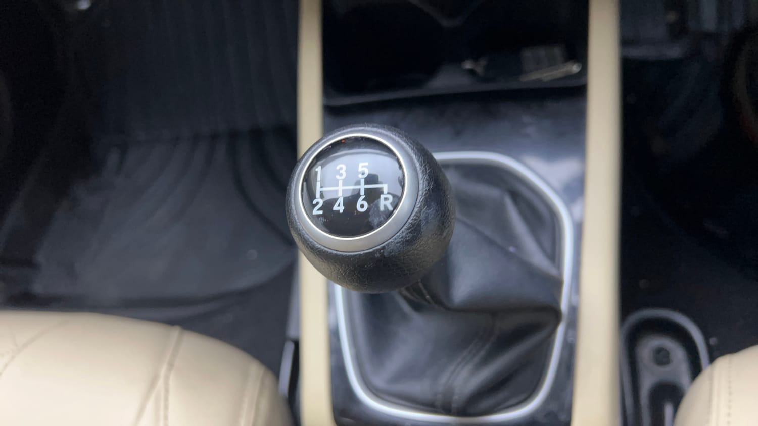 Used 2023 Honda City V Petrol MT Petrol Manual interior GEAR  KNOB VIEW