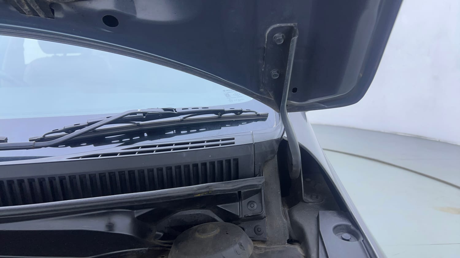 Used 2017 Maruti Suzuki Ciaz Alpha 1.4 AT Petrol Automatic engine ENGINE LEFT SIDE HINGE & APRON VIEW