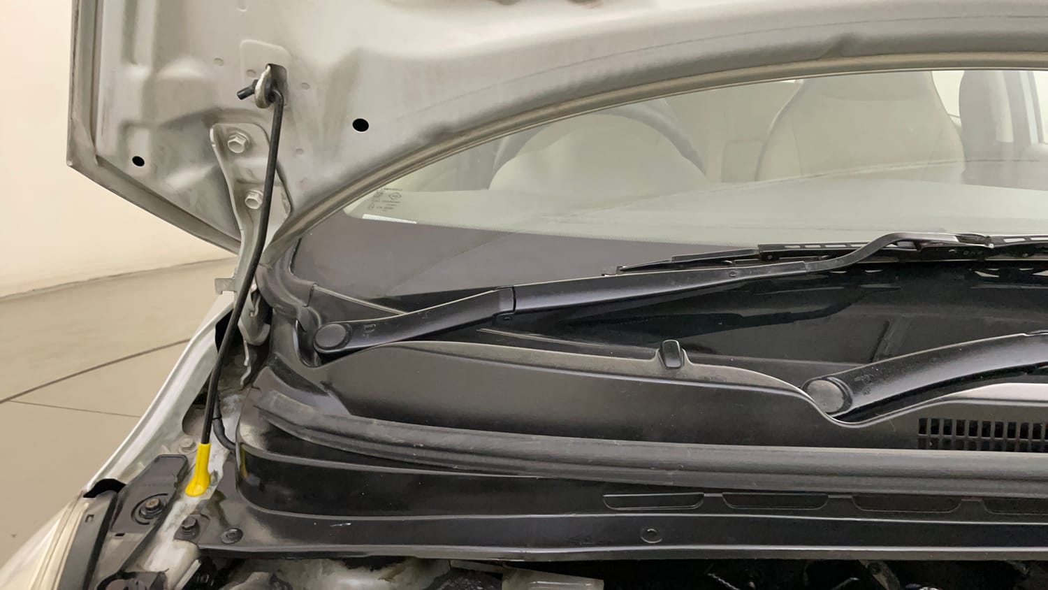 Used 2013 Hyundai i10 Magna 1.2 Kappa2 Petrol Manual engine ENGINE RIGHT SIDE HINGE & APRON VIEW