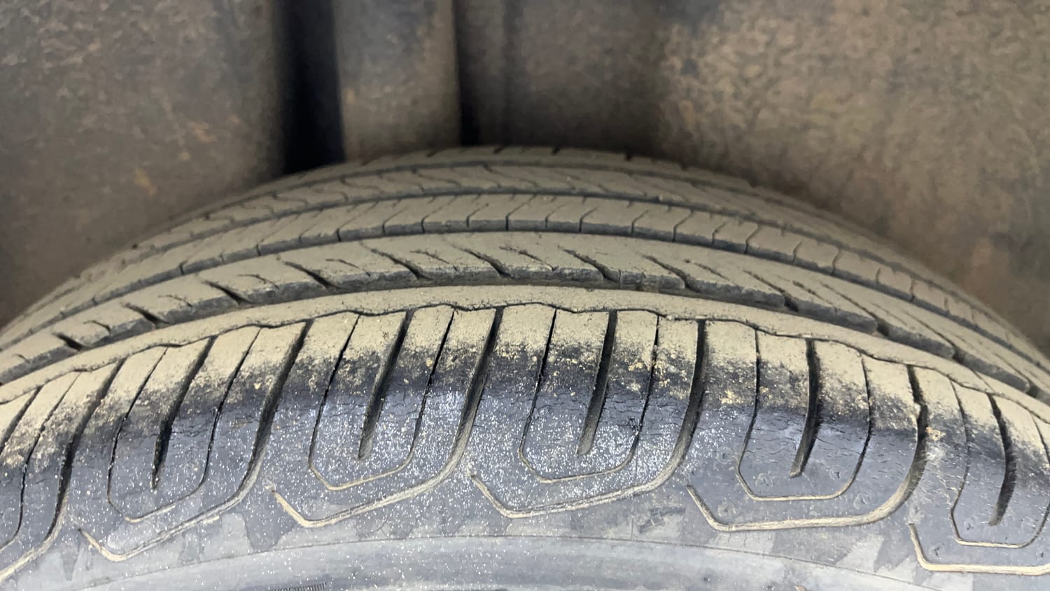 Used 2016 Skoda Rapid 1.5 TDI CR Style Plus AT Diesel Automatic tyres RIGHT REAR TYRE TREAD VIEW