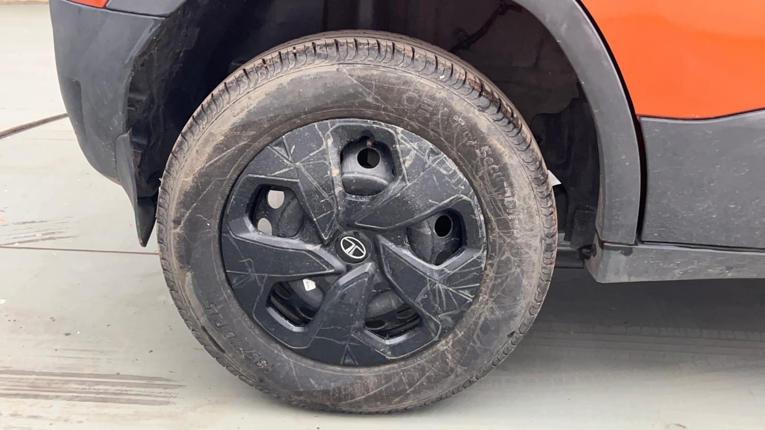 Used 2023 Tata Punch Adventure Rhythm Pack MT Petrol Manual tyres RIGHT REAR TYRE RIM VIEW