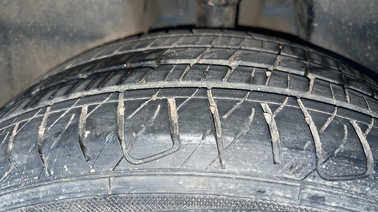 Used 2018 Jeep Compass Limited 1.4 Petrol AT Petrol Automatic tyres LEFT REAR TYRE TREAD VIEW