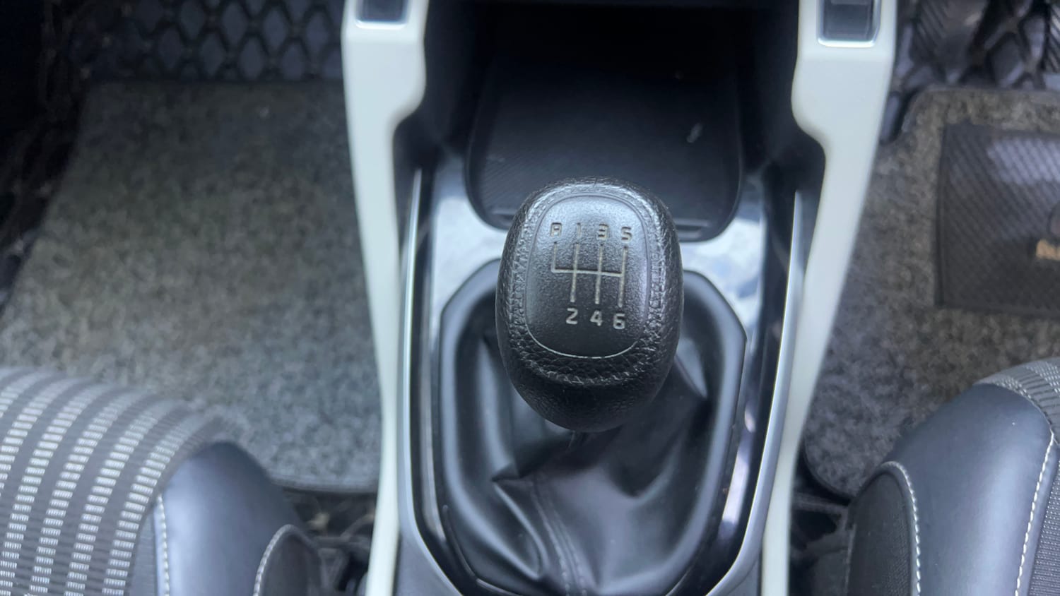Used 2022 Kia Carens Prestige Plus 1.4 Petrol MT 7 STR Petrol Manual interior GEAR  KNOB VIEW