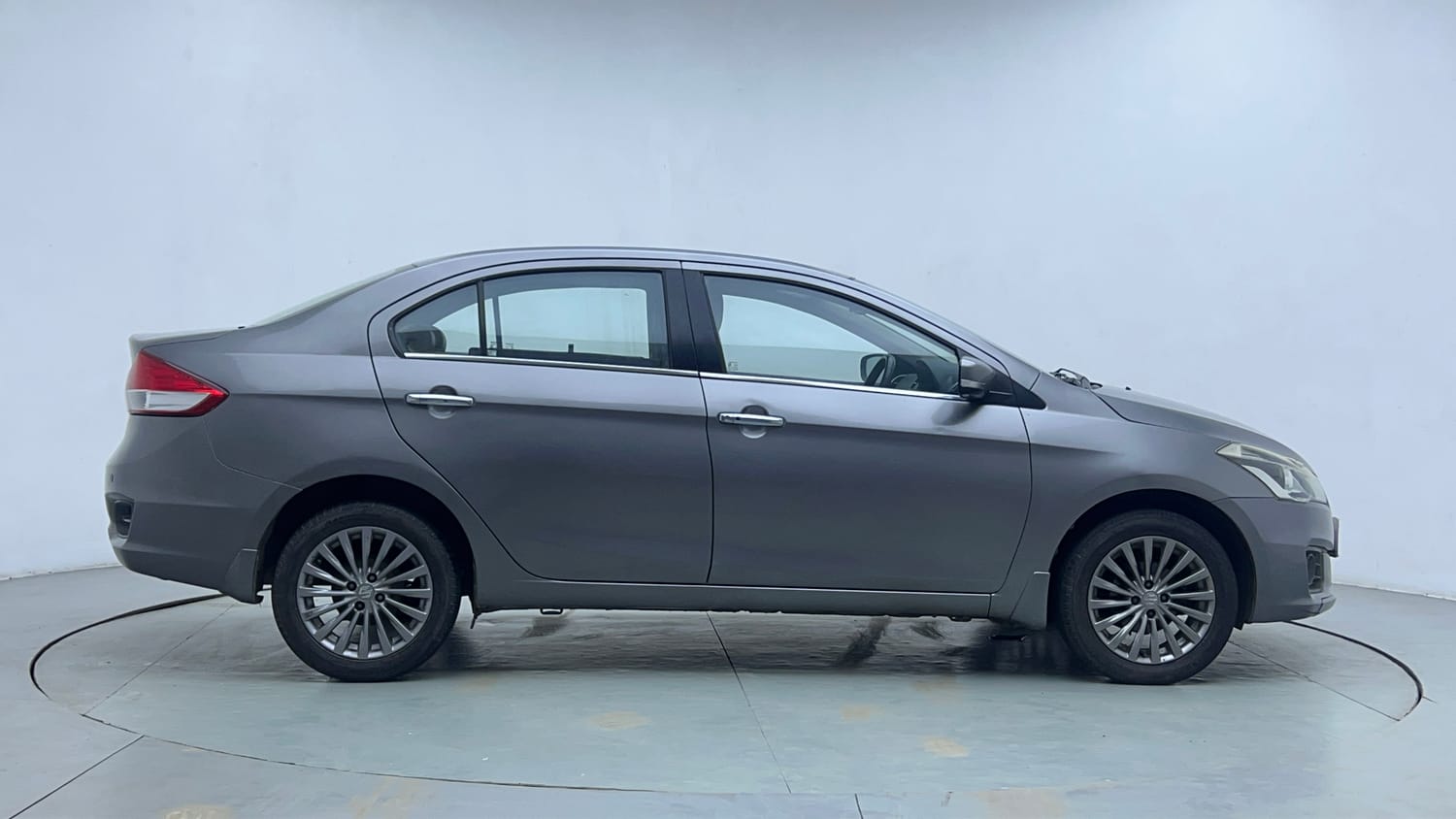 Used 2017 Maruti Suzuki Ciaz Alpha 1.4 AT Petrol Automatic exterior RIGHT SIDE VIEW
