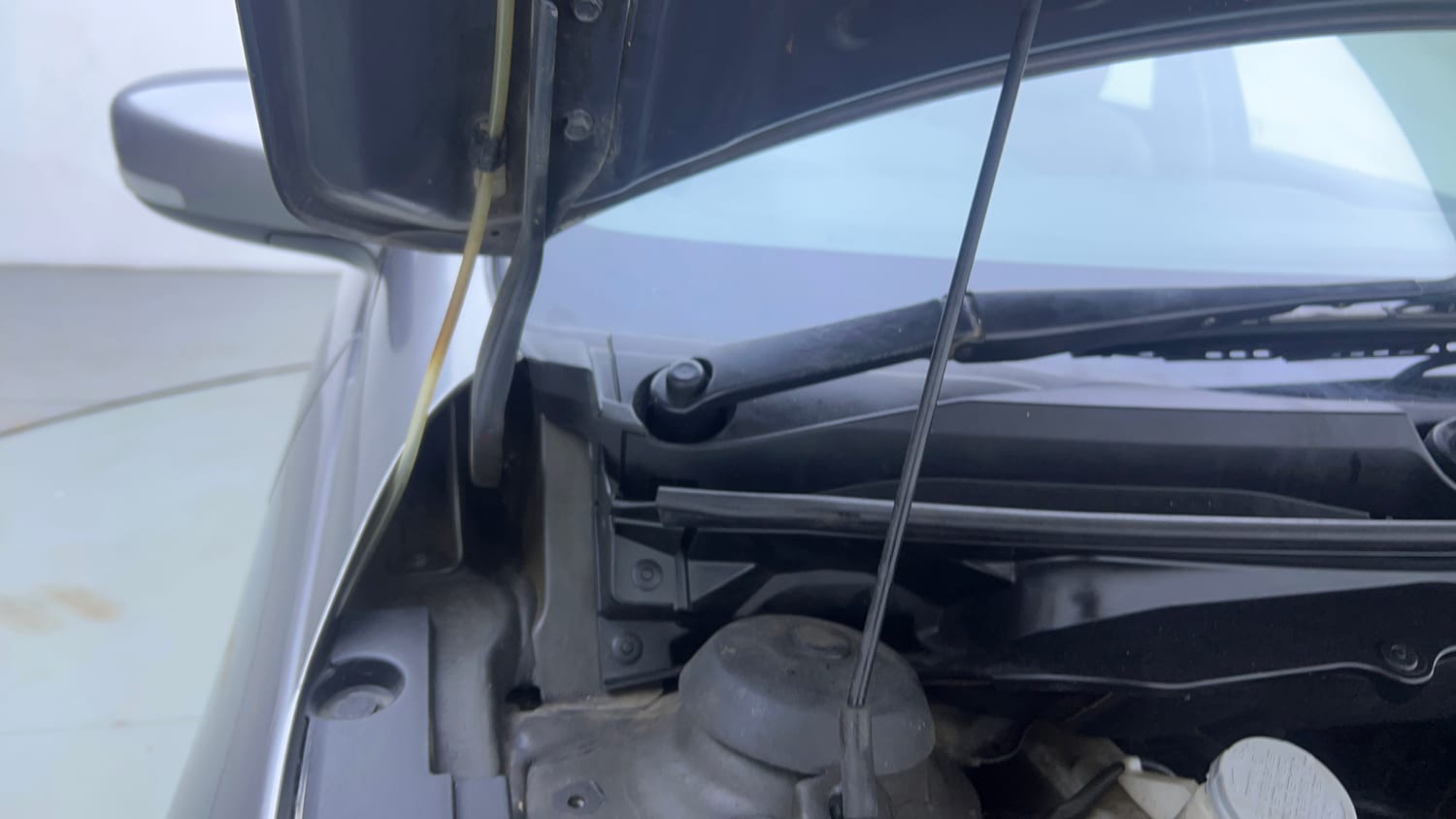 Used 2017 Maruti Suzuki Ciaz Alpha 1.4 AT Petrol Automatic engine ENGINE RIGHT SIDE HINGE & APRON VIEW