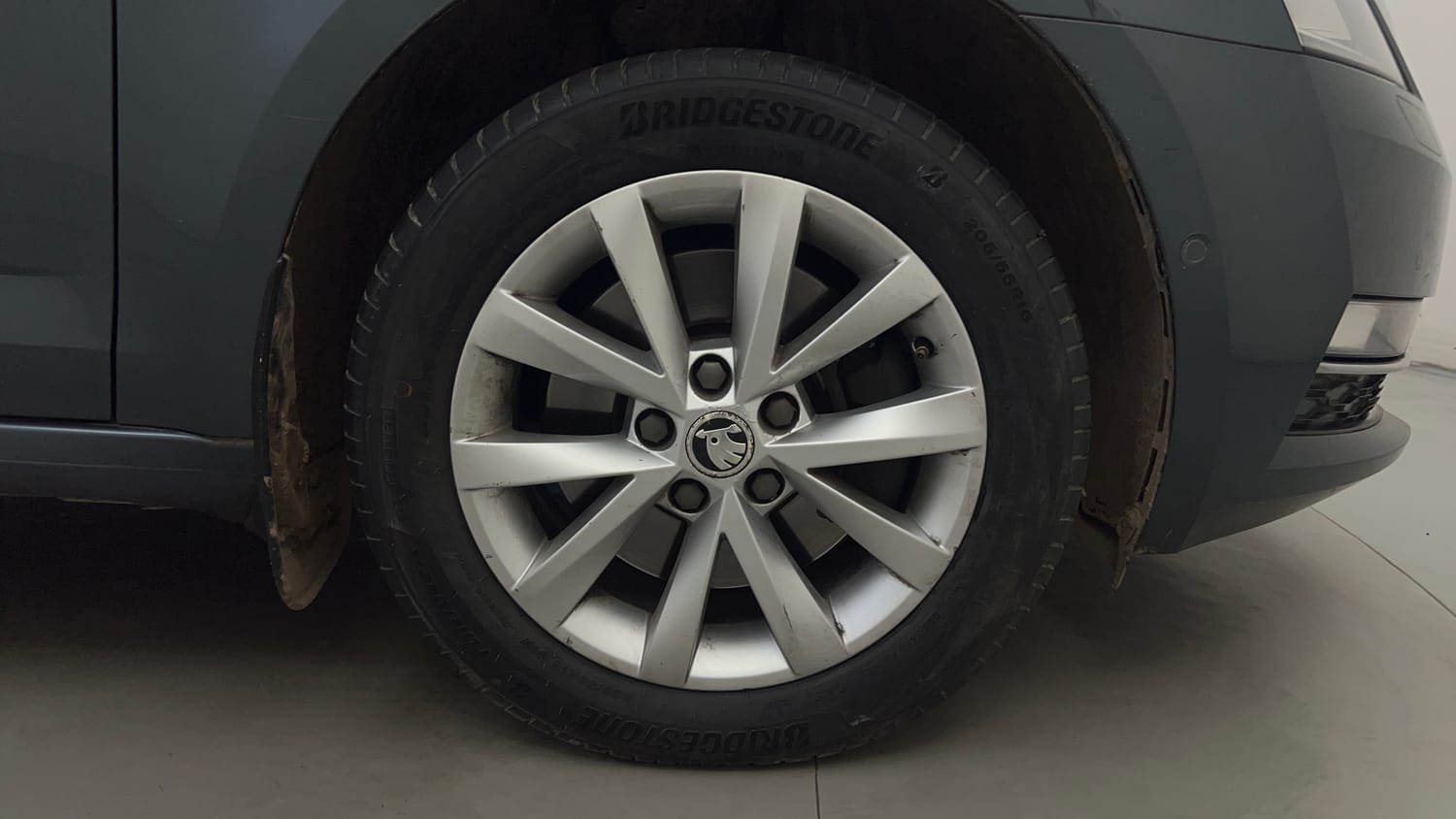 Used 2018 Skoda Octavia 1.8 TSI L&K Petrol Automatic tyres RIGHT FRONT TYRE RIM VIEW