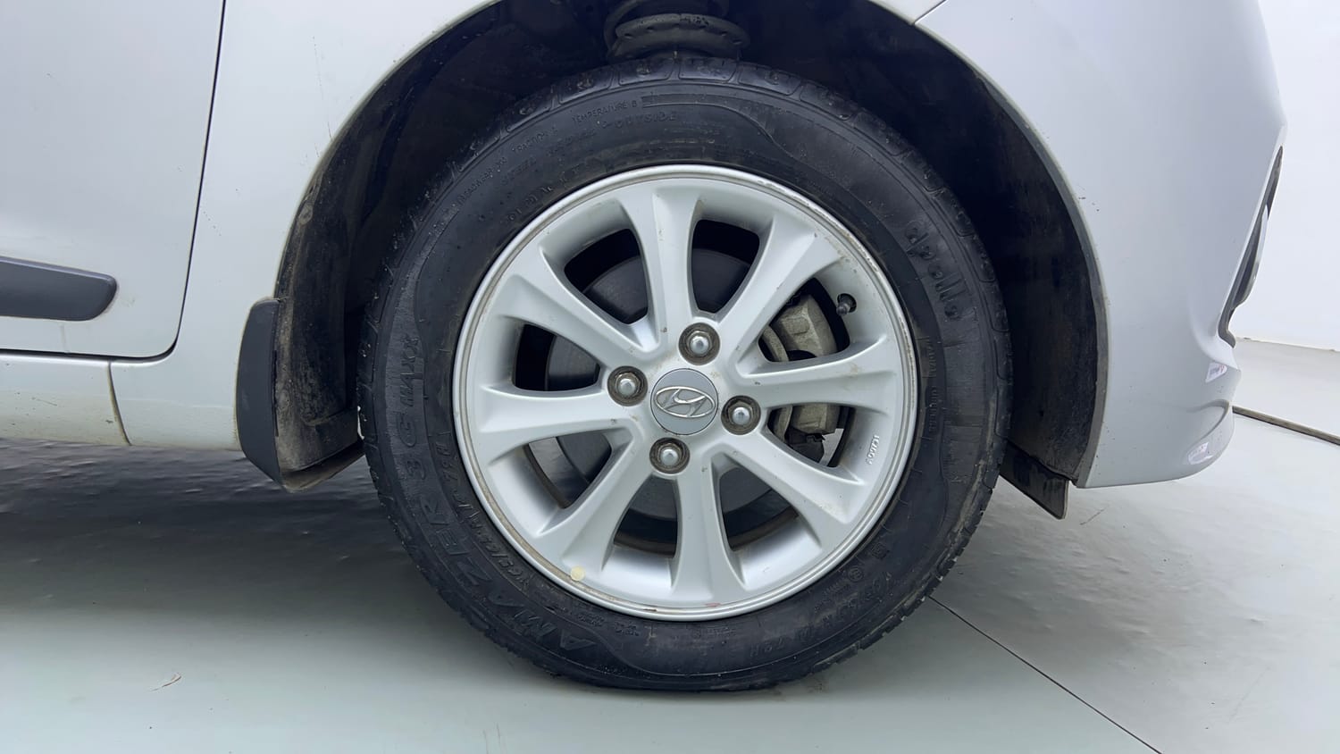 Used 2015 Hyundai Grand i10 Asta AT 1.2 Kappa VTVT Petrol Automatic tyres RIGHT FRONT TYRE RIM VIEW
