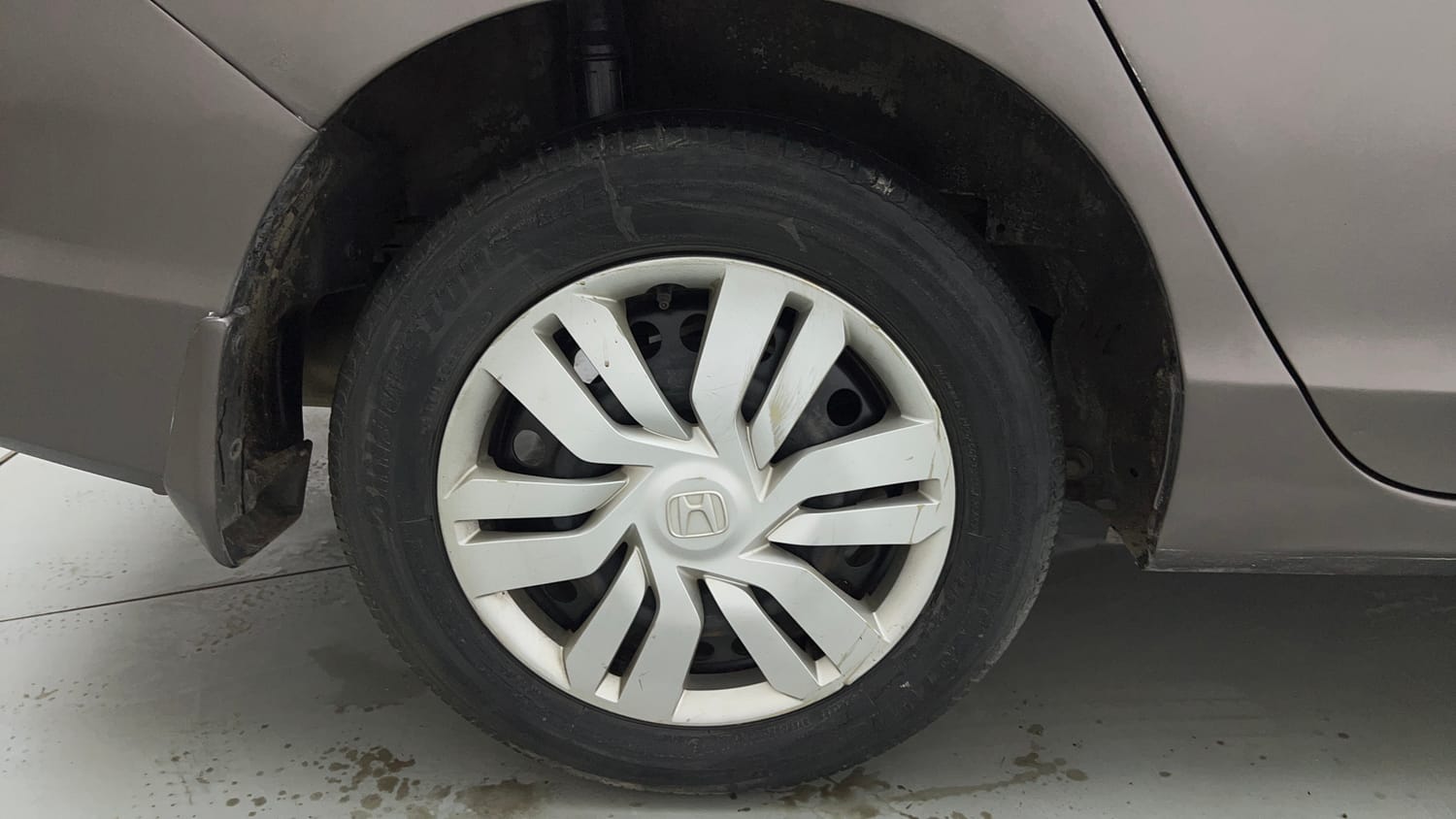 Used 2016 Honda City SV CVT Petrol Automatic tyres RIGHT REAR TYRE RIM VIEW